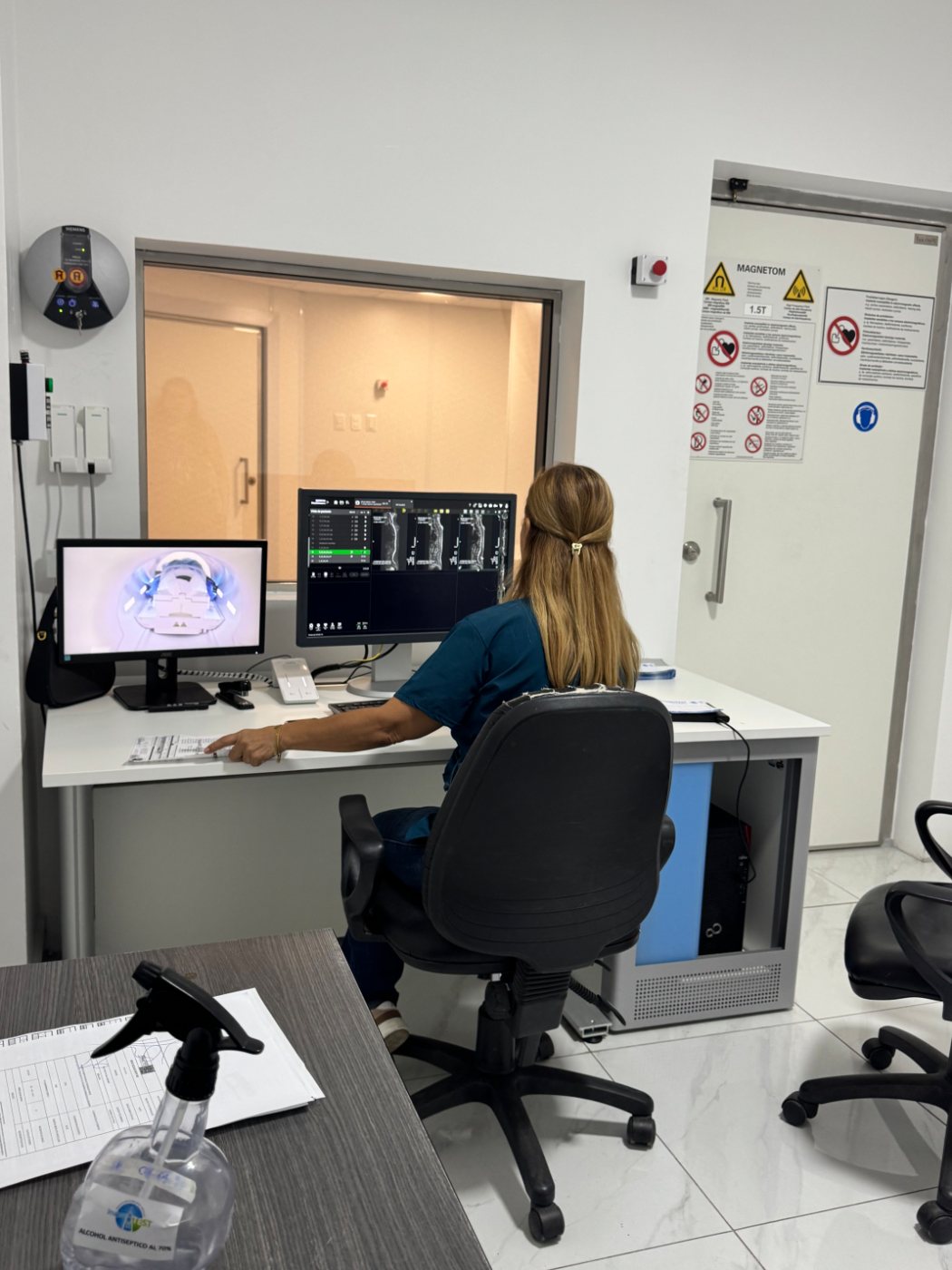 Tecnóloga de Imagentest operando los equipos de imagen
